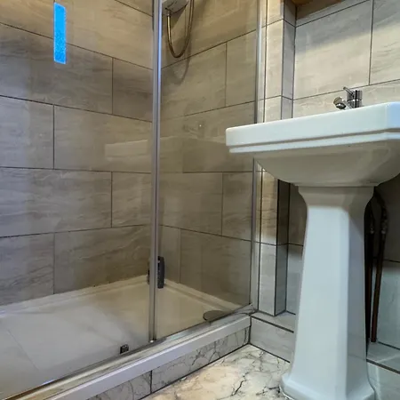 One Bedroom Basement Flat Appartement